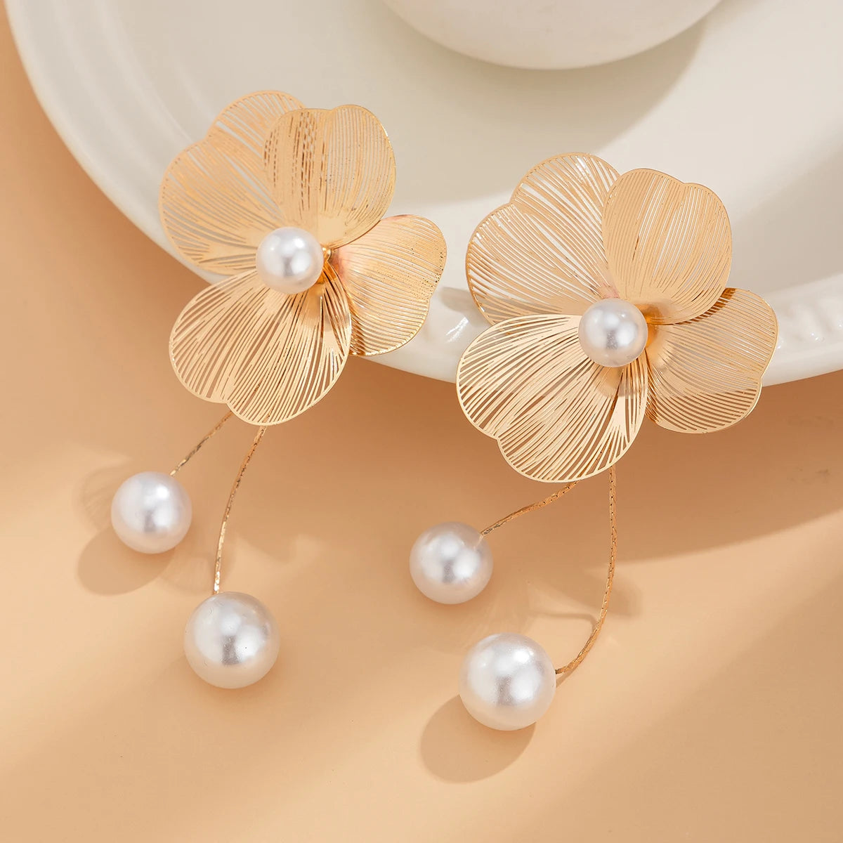 Romantic Flower Petal Long Tassel Drop Earrings for Women 2024 Trend Imitation Pearl Hanging Piercing Earrings Wed Jewelry Gift