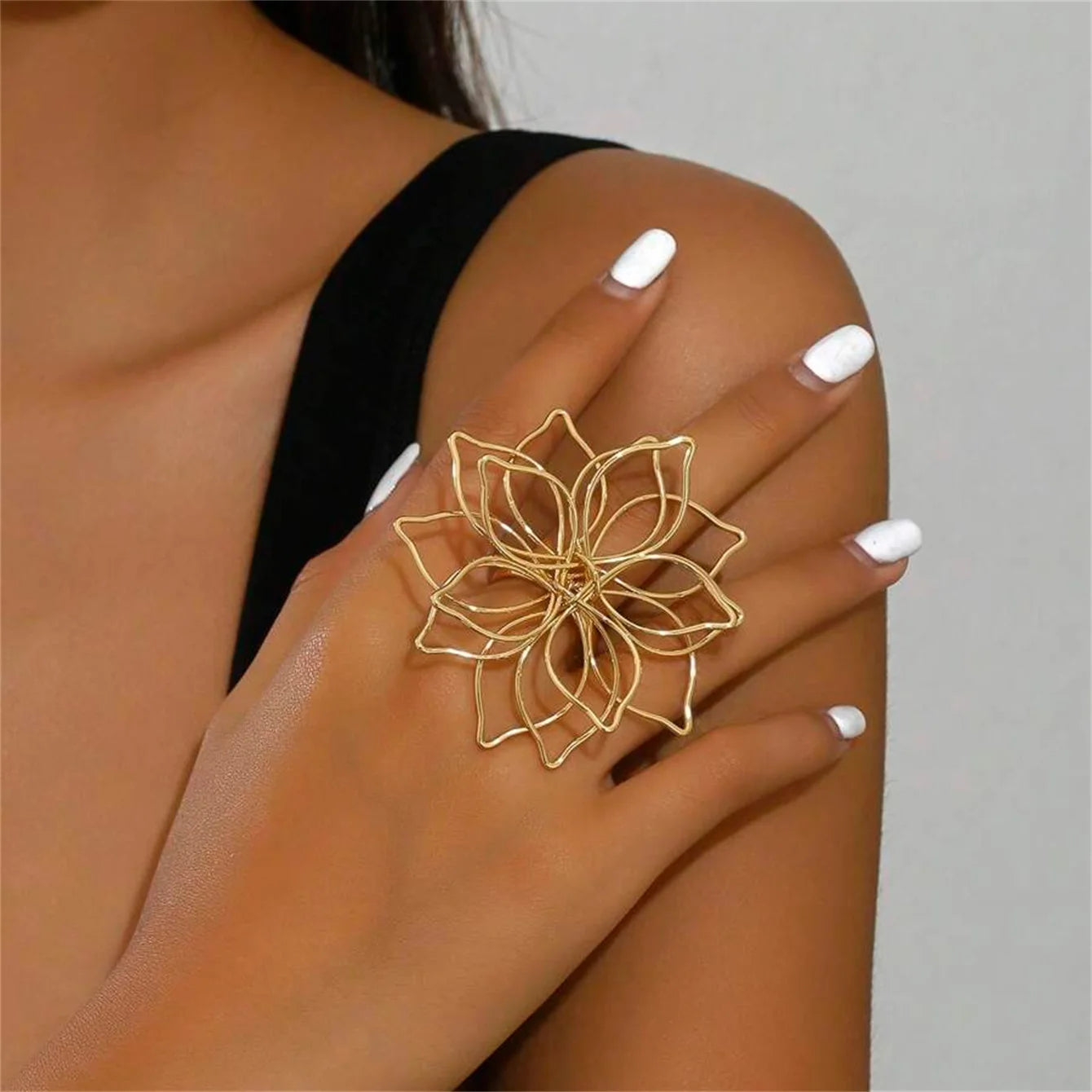 Fashion Gold Color Round Hollow Out Flower Big Ring For Women Trendy Metal Finger Ring Hip Hop Statement Party Jewelry