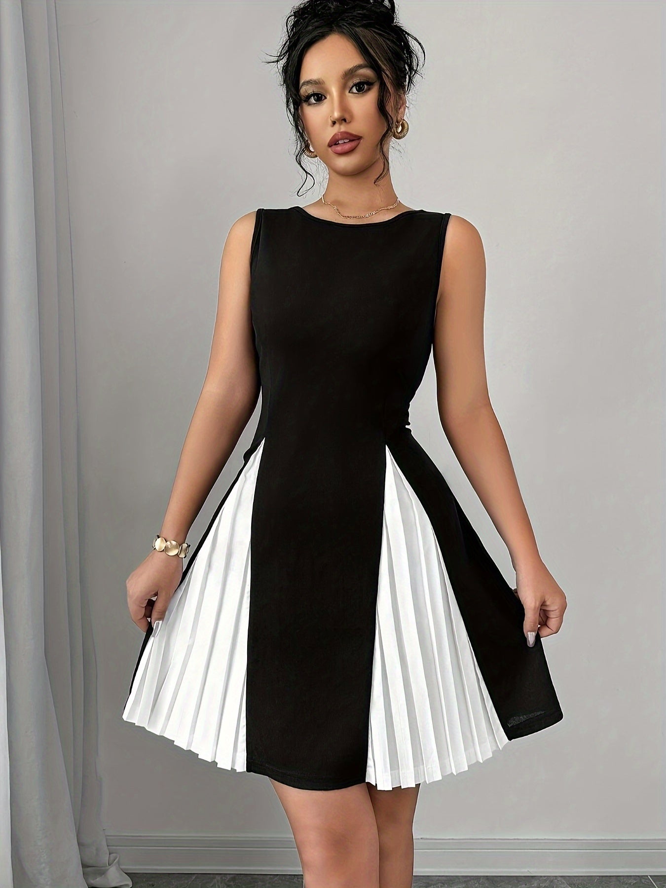 Elegant Color Block Sleeveless Dress - Crew Neck, Knee-Length with A-Line Skirt, Machine Washable - Perfect for Spring/Summer/Fall