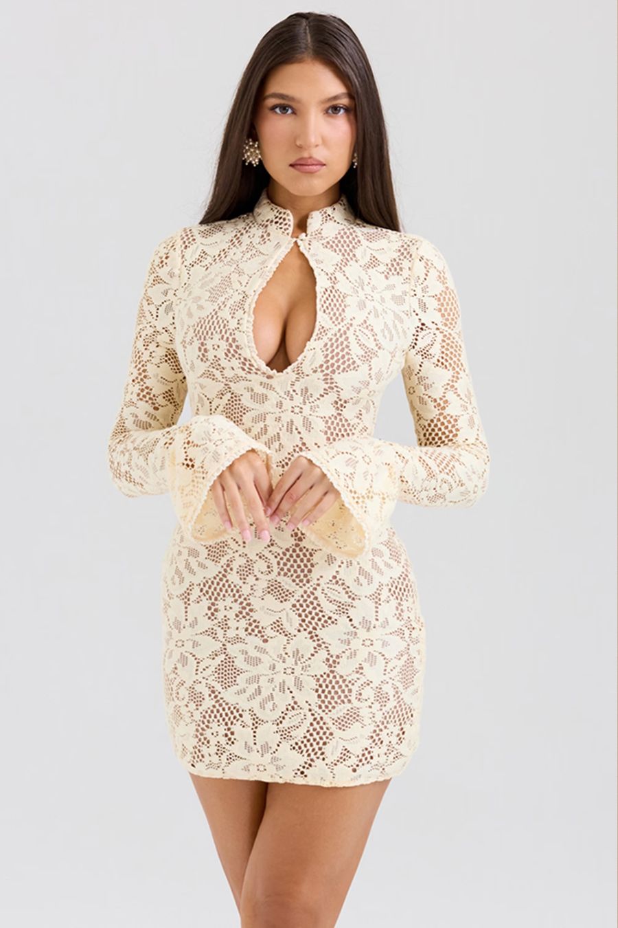 Robe courte moulante en dentelle crème col montant, parfaite pour soirée romantique