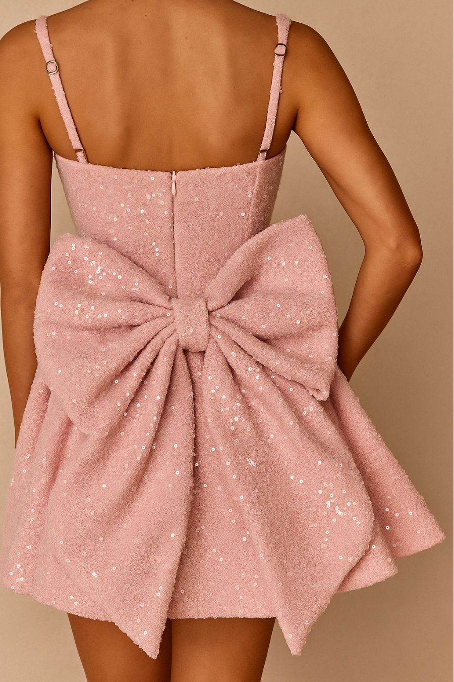 Robe courte patineuse rose à paillettes et nœud dos, design tendance et confortable
