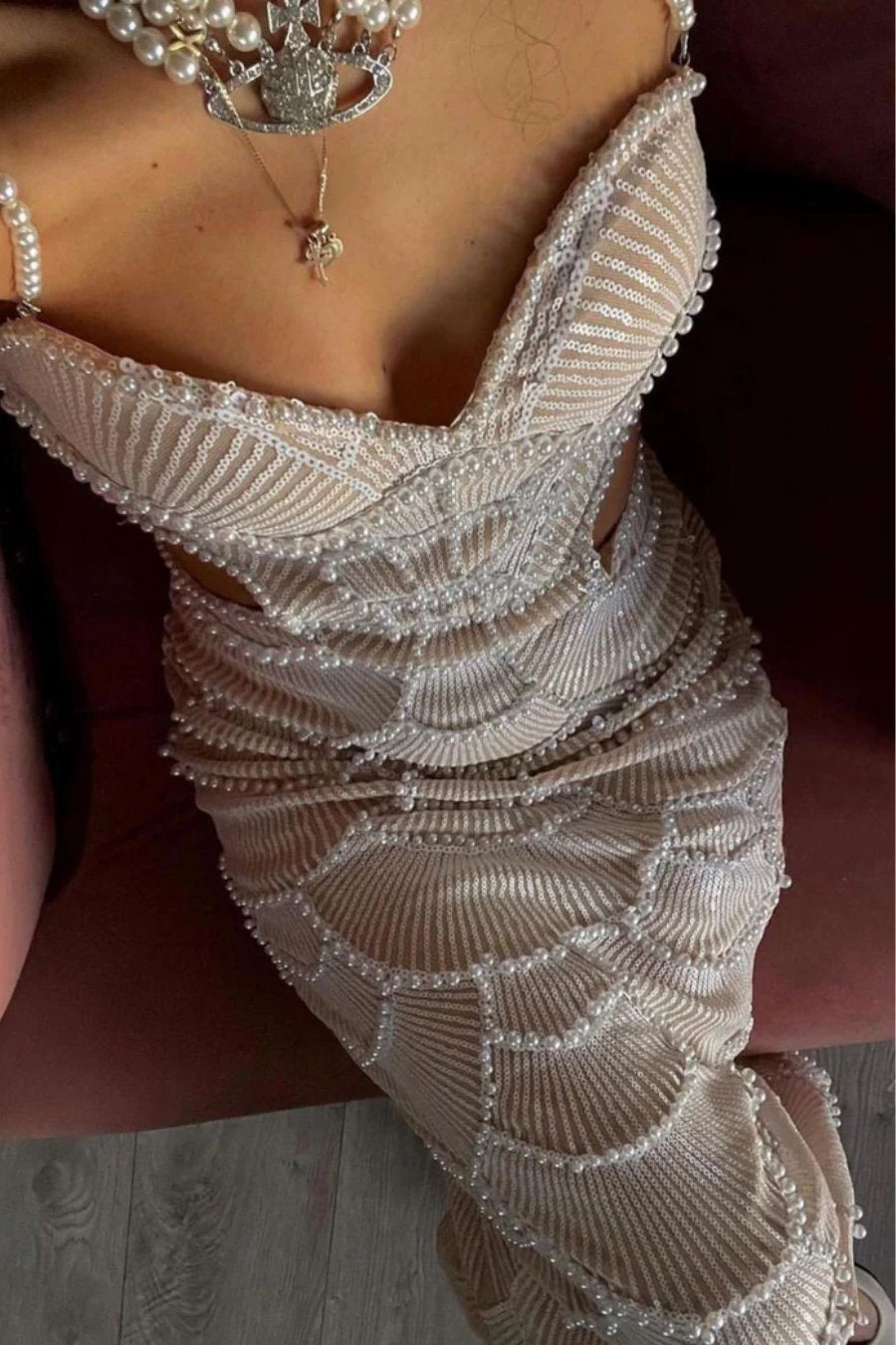 Robe longue blanche en perles pour femme sophistiquée et moderne