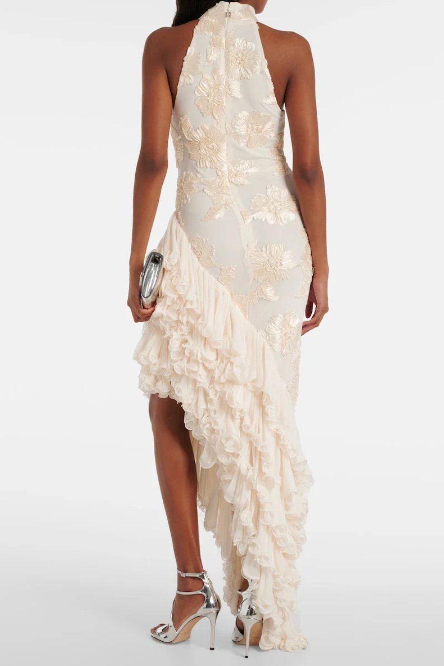 Robe maxi blanche élégante à col montant et coupe ajustée, idéale pour événement spécial