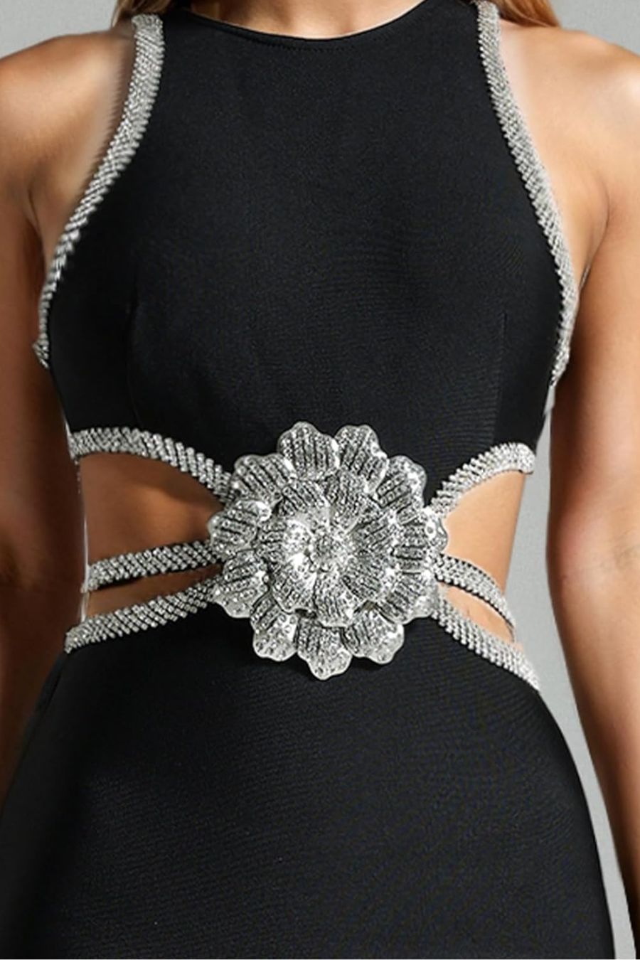 Mini robe noire chic et élégante avec détails brillants