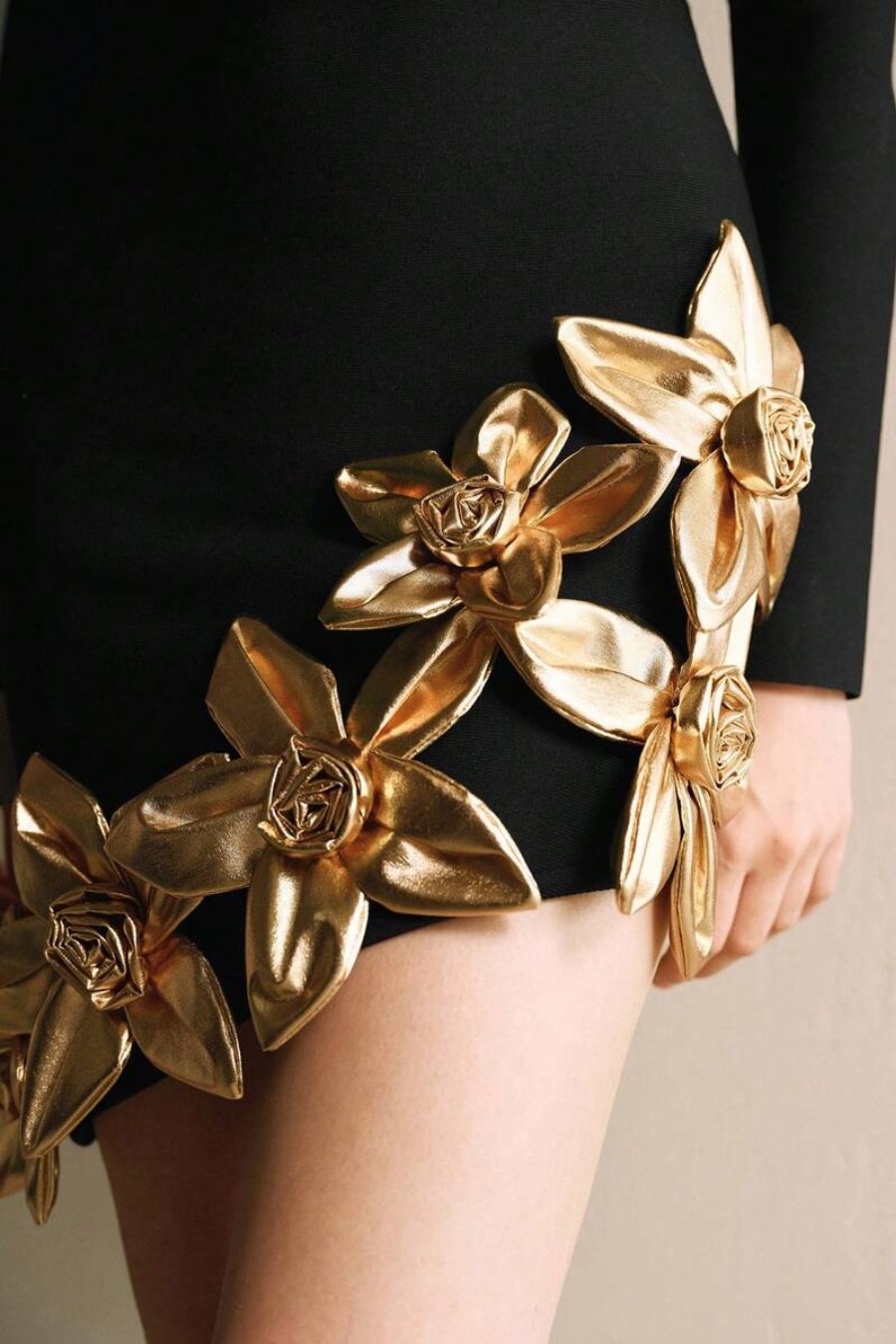 Robe noire moulante à fleurs dorées 3D, parfaite pour fête glamour

